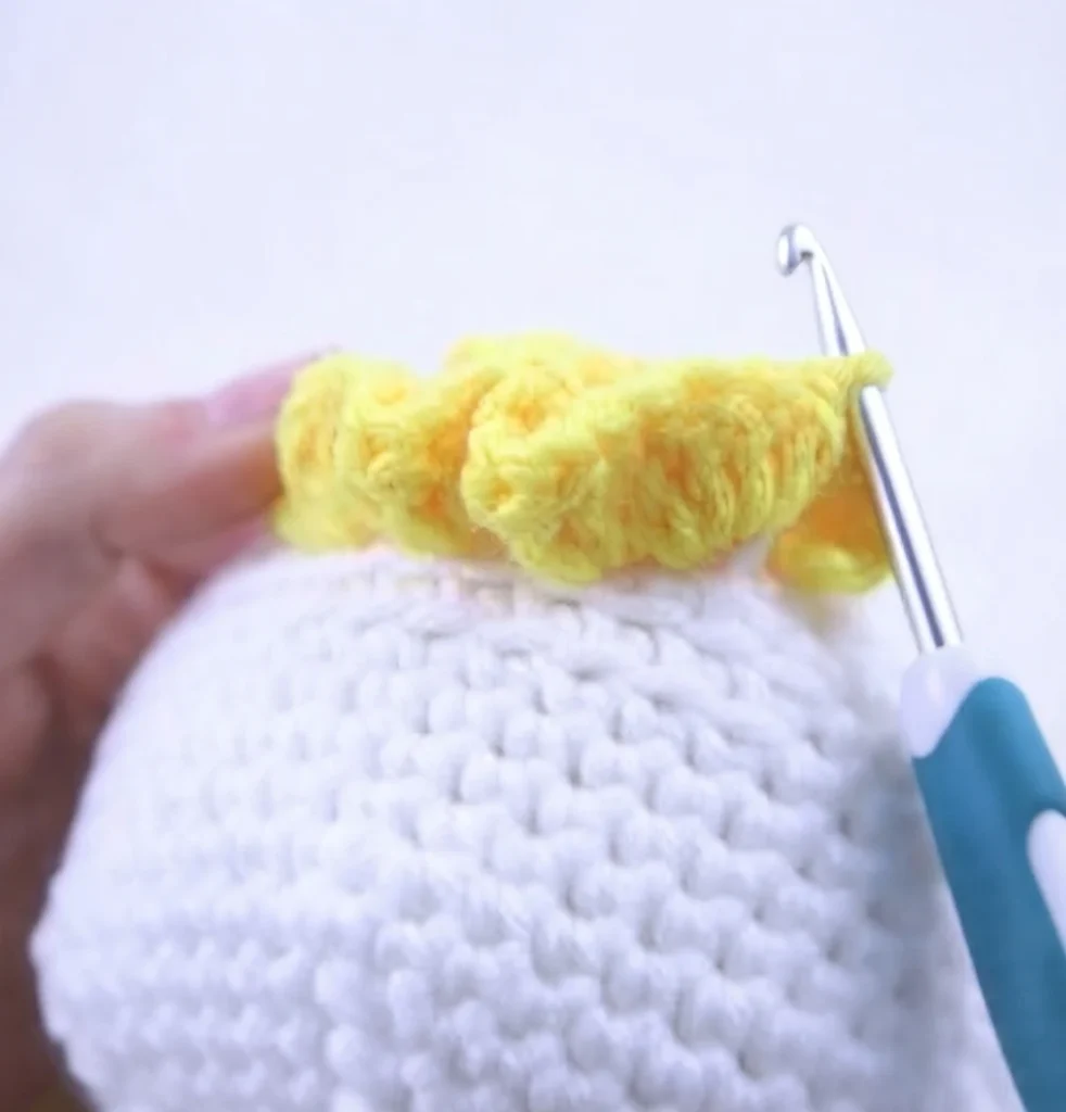 Clown Amigurumi Doll - Free Crochet Pattern - crochet detail