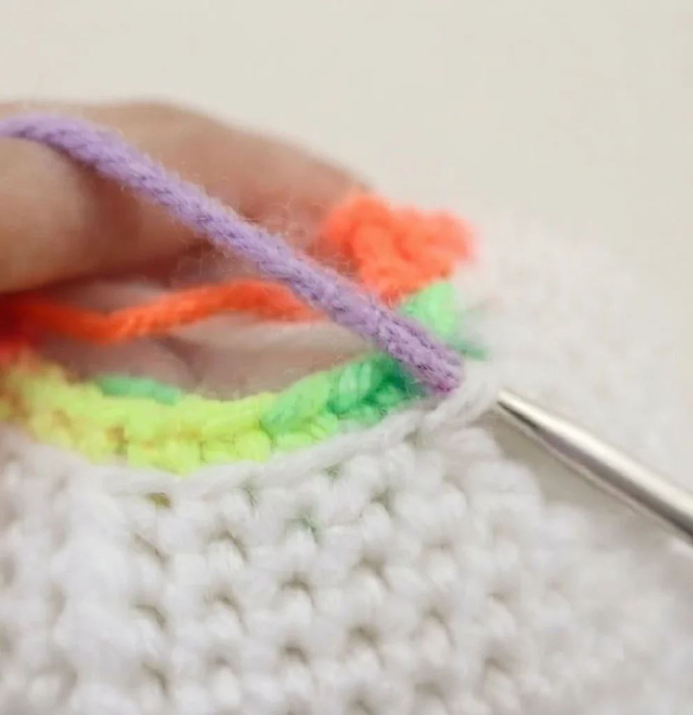 Clown Amigurumi Doll - Free Crochet Pattern - crochet detail