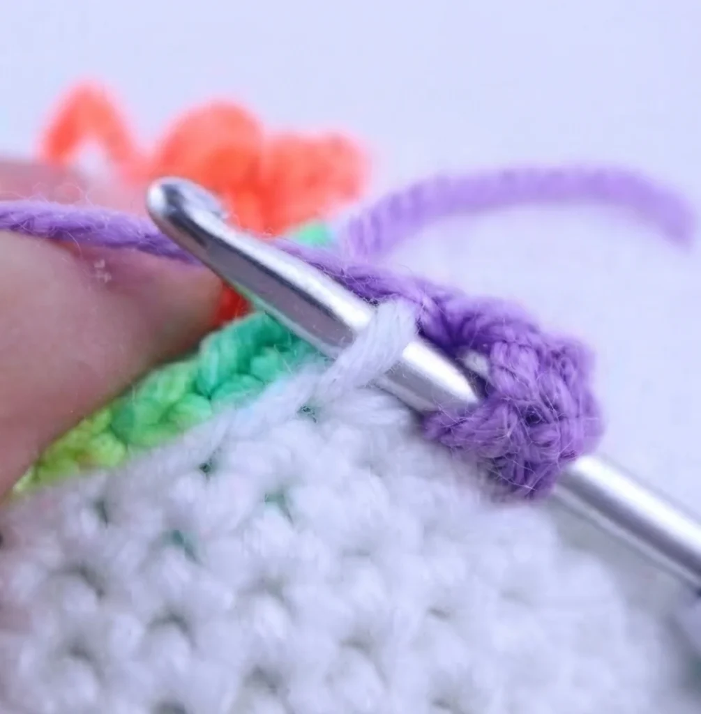 Clown Amigurumi Doll - Free Crochet Pattern - crochet detail