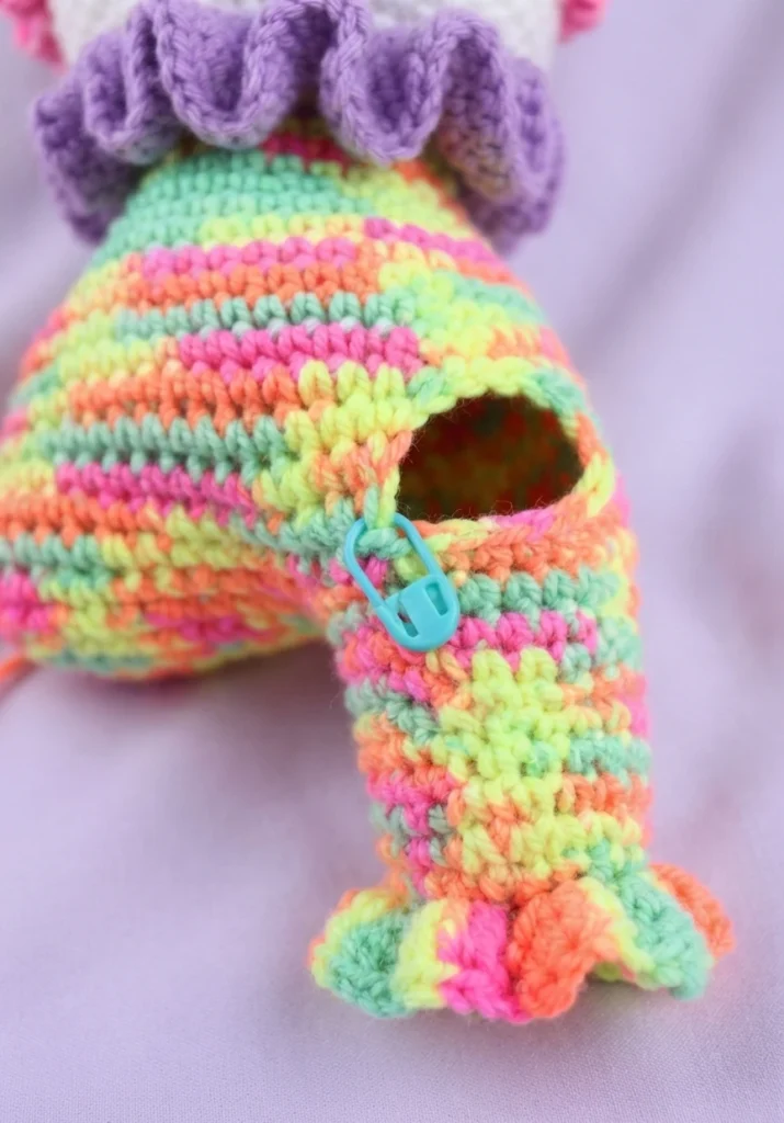 Clown Amigurumi Doll - Free Crochet Pattern - crochet detail
