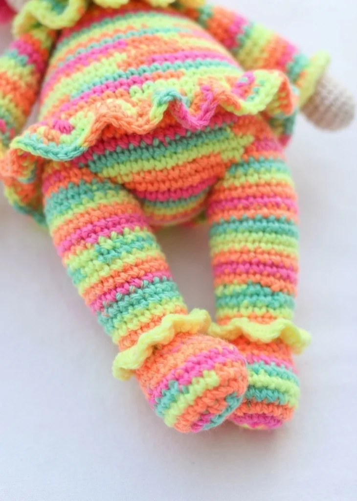Clown Amigurumi Doll - Free Crochet Pattern - crochet detail