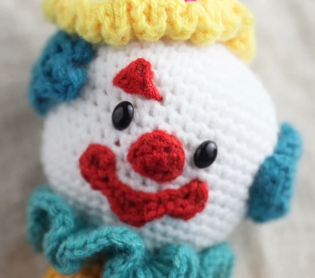 Clown Amigurumi Doll - Free Crochet Pattern - crochet detail