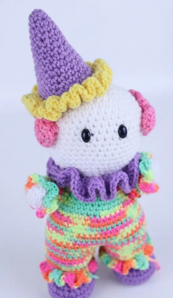 Clown Amigurumi Doll - Free Crochet Pattern - crochet detail