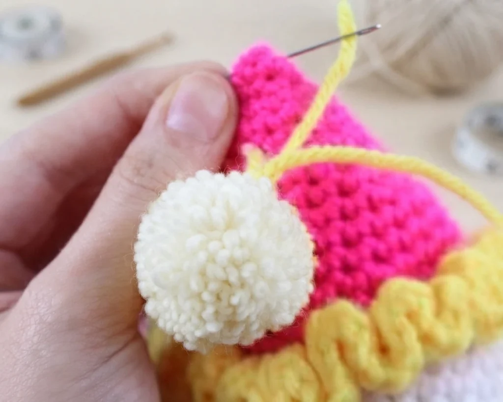 Clown Amigurumi Doll - Free Crochet Pattern - crochet detail