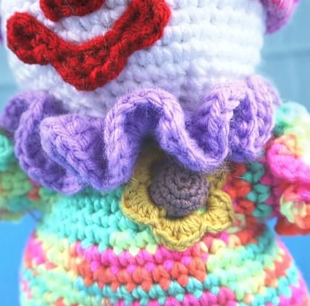 Clown Amigurumi Doll - Free Crochet Pattern - crochet detail