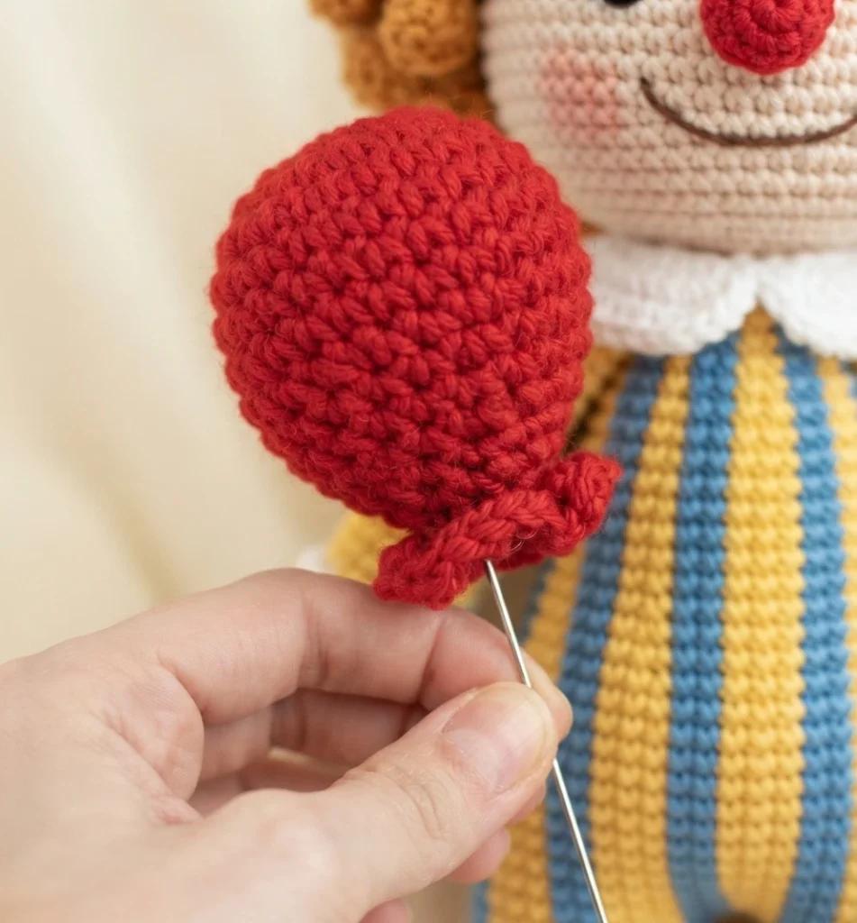 Clown Amigurumi Doll - Free Crochet Pattern - crochet detail