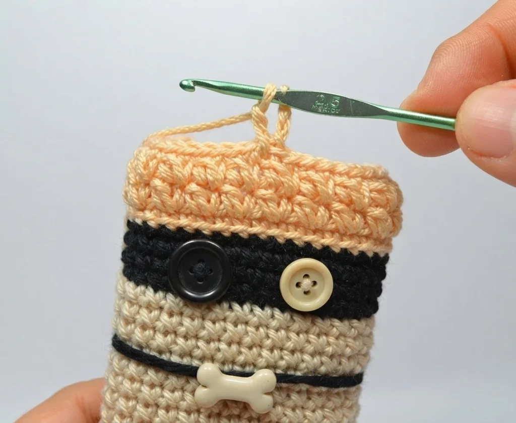 How to Crochet a Mummy phone case - PATRONES VALHALLA: Free crochet patterns - crochet detail