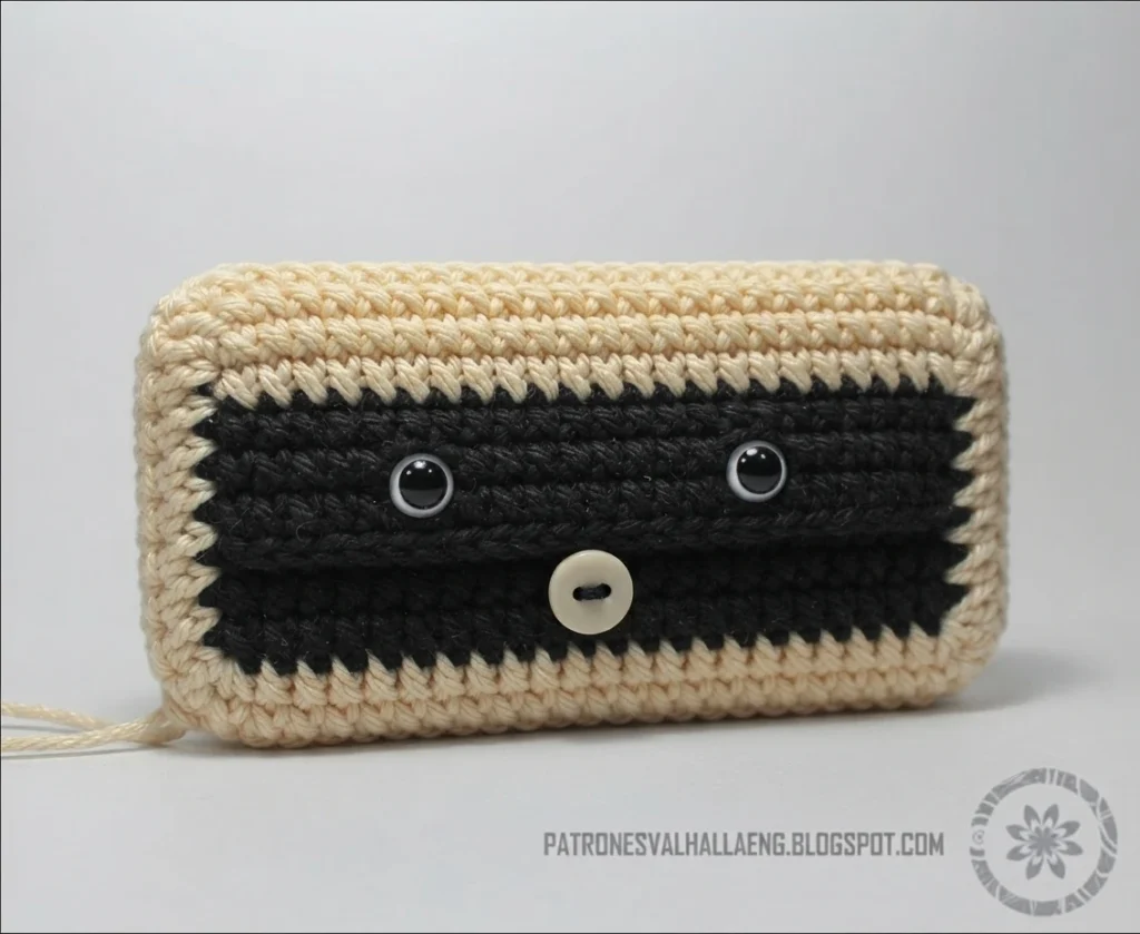 How to Crochet a Mummy phone case - PATRONES VALHALLA: Free crochet patterns - crochet detail