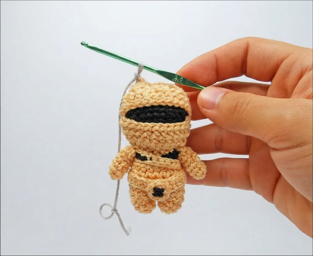 How to Crochet a Mummy phone case - PATRONES VALHALLA: Free crochet patterns - crochet detail