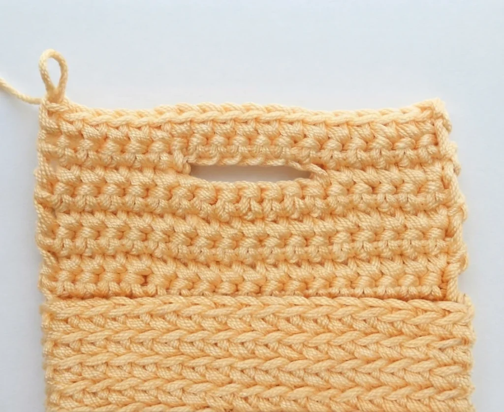 How to Crochet a Mummy phone case - PATRONES VALHALLA: Free crochet patterns - crochet detail