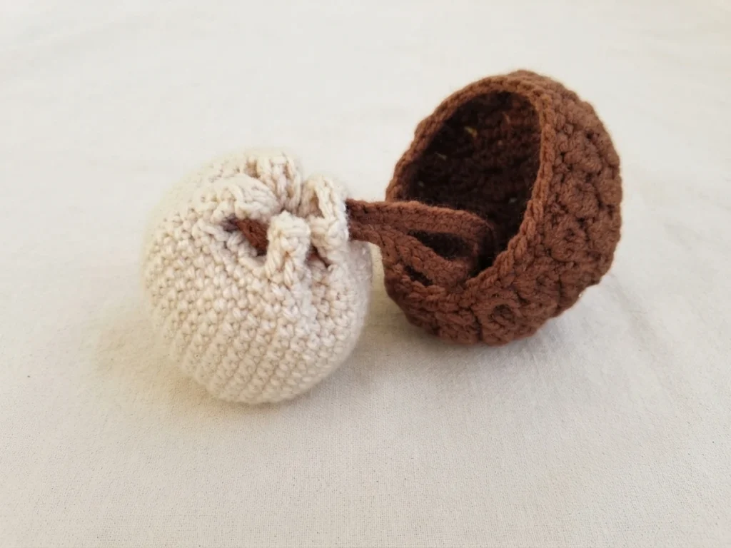 Ravelry: Acorn Wristlet Pouch pattern by Meg Nelson - crochet detail
